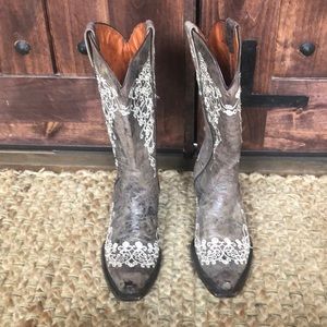 Women’s Vaccari western boot.